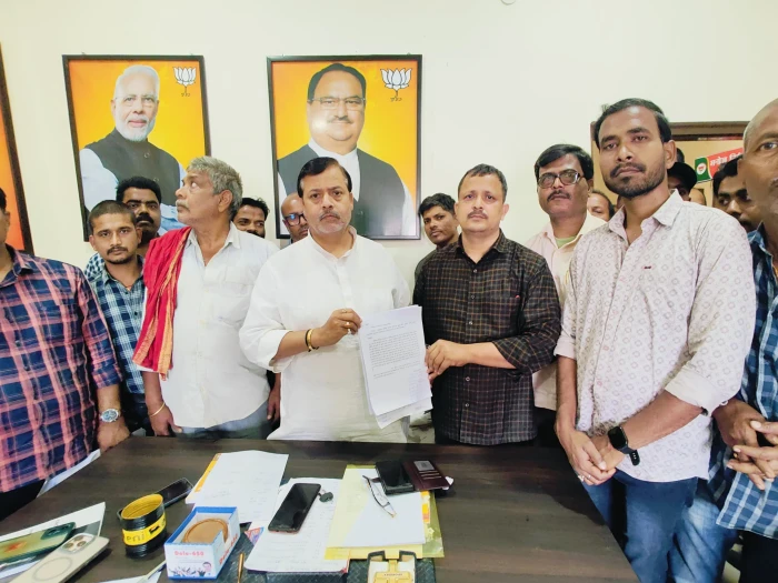 भाजपा जिलाध्यक्ष मनोज सिंह को टेंपो चालकों ने सौंपा ज्ञापन, देखें रिपोर्ट।